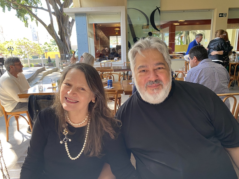 O decorador Ildeu Koscky figura única e queridíssima da nossa sociedade foi homenageado, durante almoço surpresa no Restaurante Pinguim.