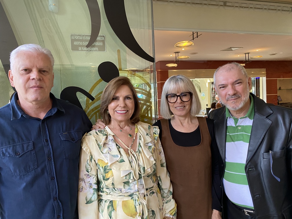 O decorador Ildeu Koscky figura única e queridíssima da nossa sociedade foi homenageado, durante almoço surpresa no Restaurante Pinguim.