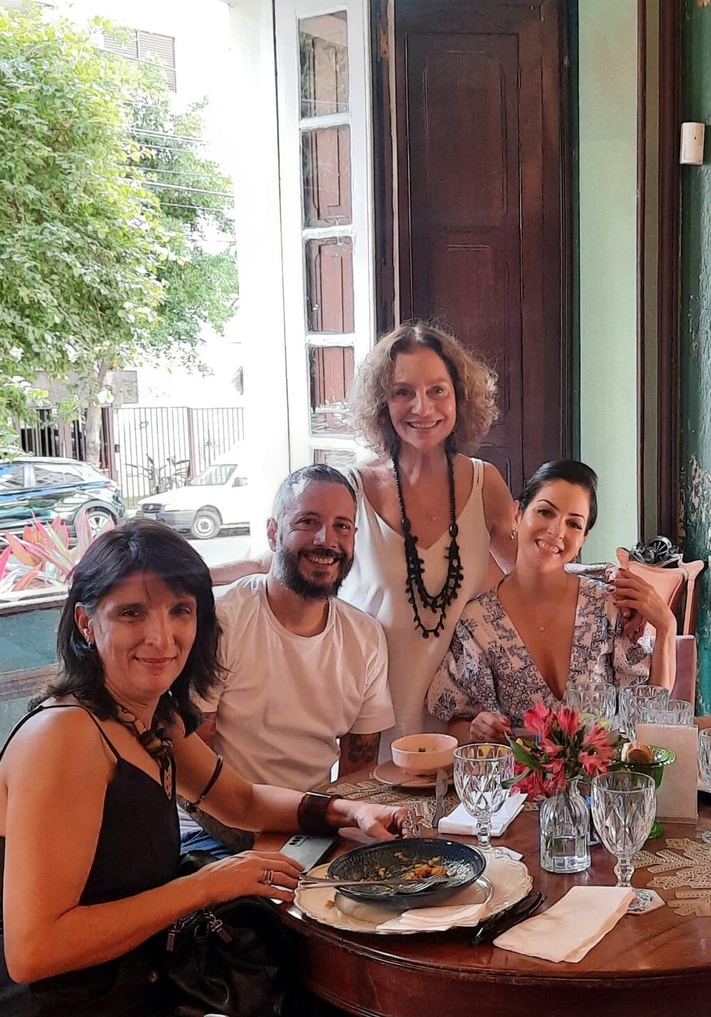 O almoço que a bonita advogada Ângela Monteiro apagando velinhas, ofereceu no Grande Hotel Ronaldo Fraga, no Funcionários