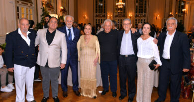 Embalada por generosas taças da nobre Möet & Chandon, scotch, vinhos internacionais e por grande orquestra, mulatas e ritimistas