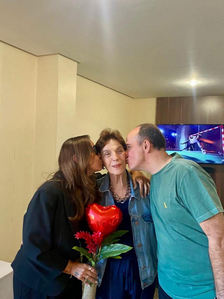 AS MÃES DE PRIMEIRA LINHA DE 2026 - HOMENAGEM DA REVISTA PRIMEIRA LINHA ÀS MÃES DE PRIMEIRA LINHA 2026, ANGELA, GLÓRIA E RAQUEL