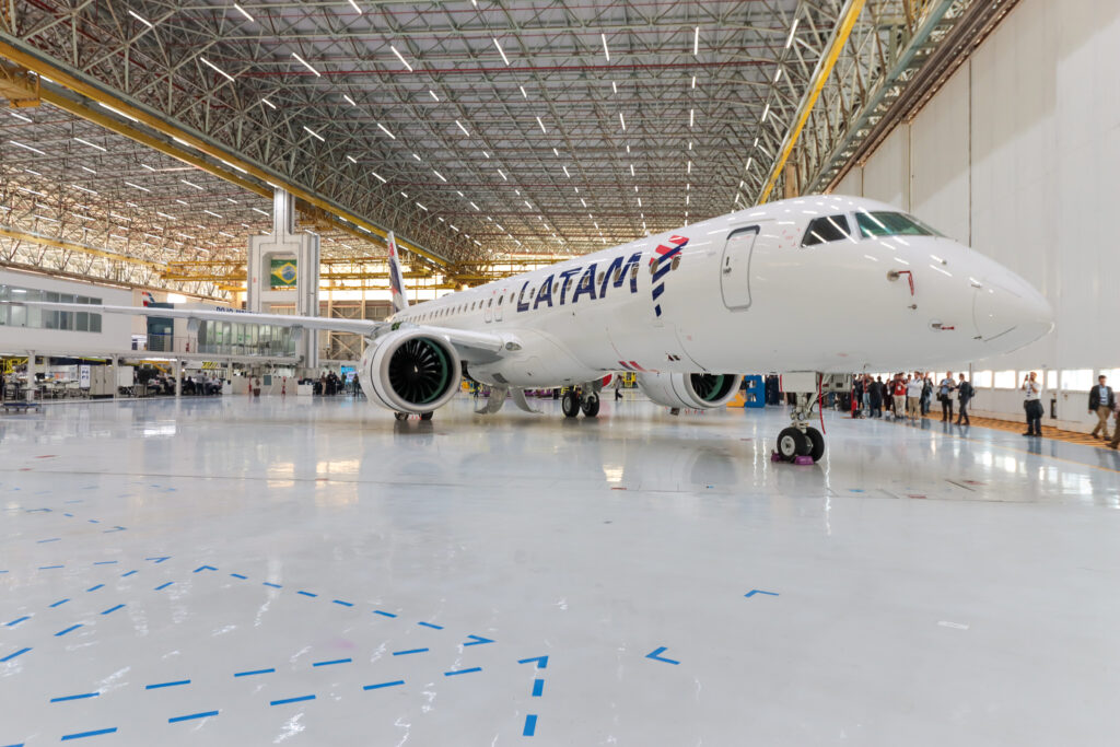 LATAM apresenta a cabine dos novos aviões Embraer E195-E2 Novos aviões contarão com configuração 2-2, ou seja, dois assentos de cada lado do corredor, Wi-Fi gratuito para clientes LATAM Pass, entretenimento por meio do LATAM Play e atributos de conforto desenvolvidos para oferecer uma experiência de viagem confortável e conectada.
