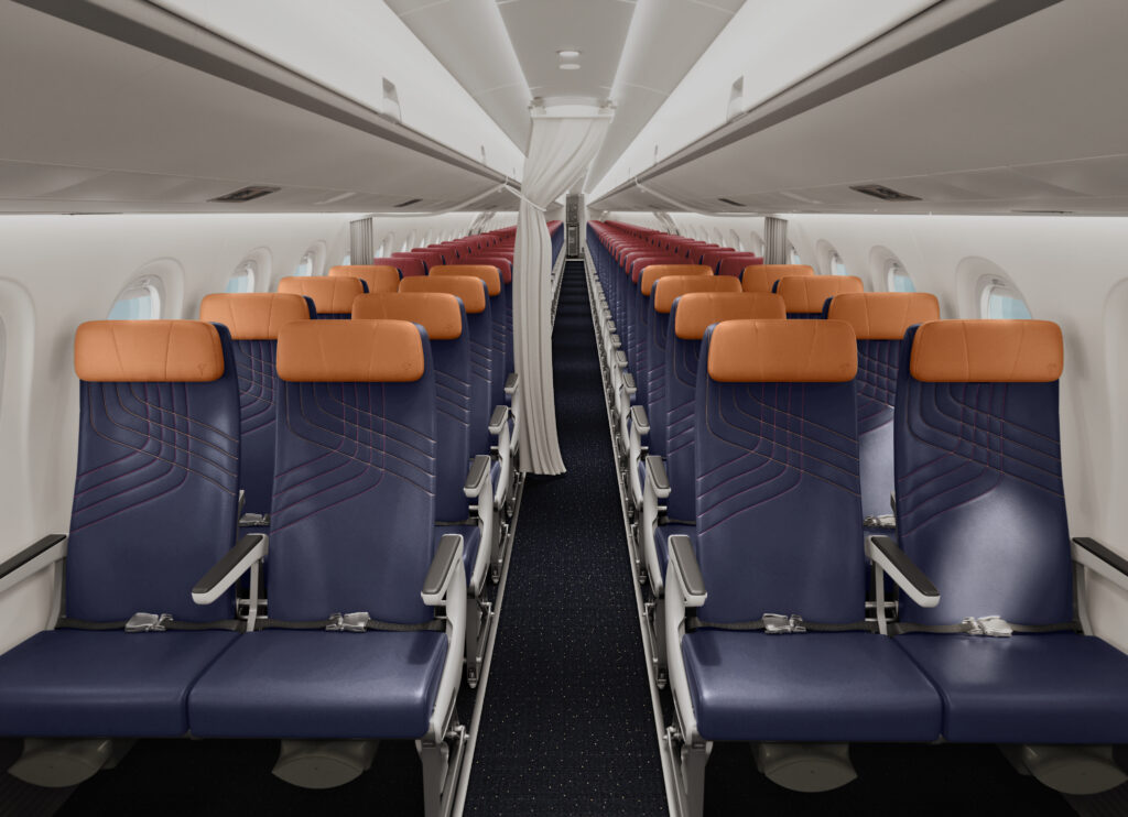 LATAM apresenta a cabine dos novos aviões Embraer E195-E2 Novos aviões contarão com configuração 2-2, ou seja, dois assentos de cada lado do corredor, Wi-Fi gratuito para clientes LATAM Pass, entretenimento por meio do LATAM Play e atributos de conforto desenvolvidos para oferecer uma experiência de viagem confortável e conectada.